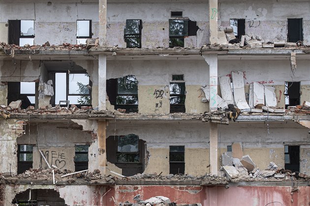 Demolice bývalé ubytovny pro sovtské vojáky v areálu kasáren v Rokytnici v...