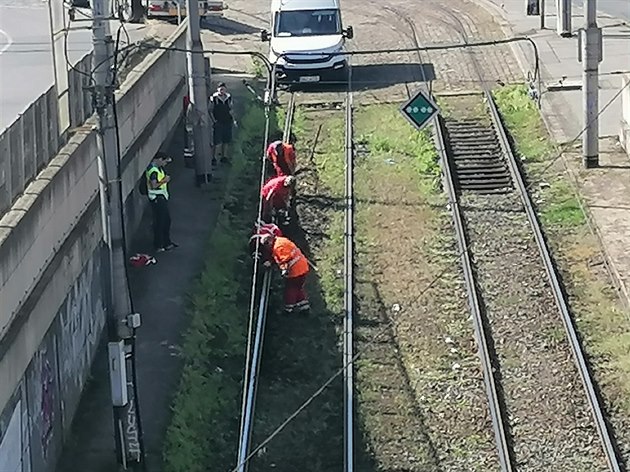 Dlníci se po velice krátké dob vracejí zpt na Ohradu kde opravují tramvajovou tra. Linka 1 je z Palmovky odklonna pes zst. Balabenka a Nádraí Libe do smyky Starý Hloubtín, linky 10 a 16 od zst. Mezi Hbitovy pes zst. Nákladové nádraí ikov - 