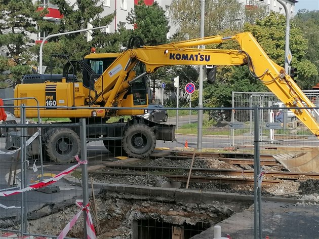 A do stedy 18. záí ukonení denního provozu je ode dneka obousmrn peruen tramvajový provoz na úseku Starý Hloubtín - Lehovec. Ve vyloueném úseku jezdí náhradní autobusová doprava X16 nebo noní 912.Linky 16, 25, 92, 94 jsou zkráceny a odklonny 