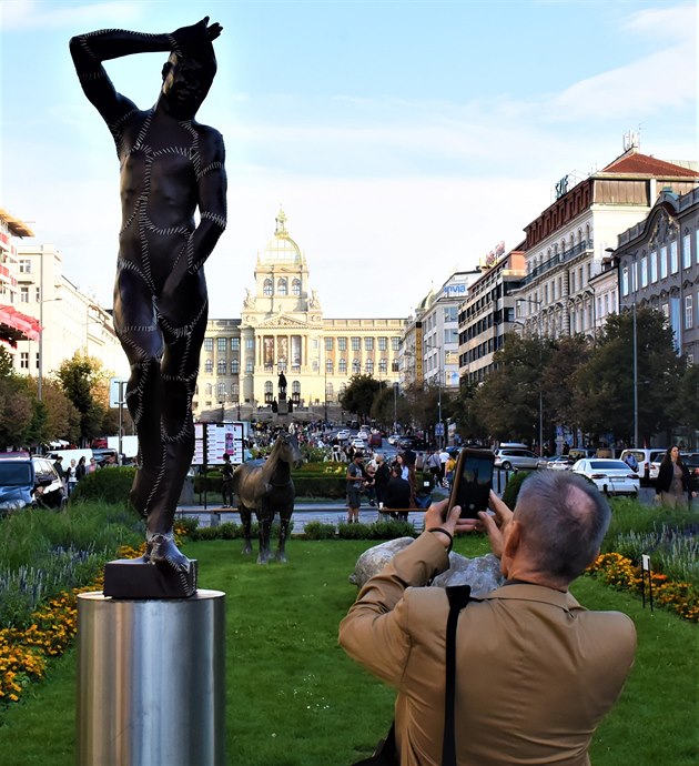 
Na Václavském námstí je momentáln k vidní zajímavý umlecký projekt VáclavART, který propojuje tvorbu mladých umlc s veejným prostorem. V rámci tetího roníku akce je na námstí umístno 26 nejrznjích soch, mezi nimi napíklad k nebo biker. 