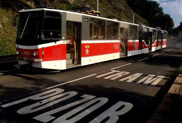 Poár tramvaje na lince 5 komplikoval provoz MHD