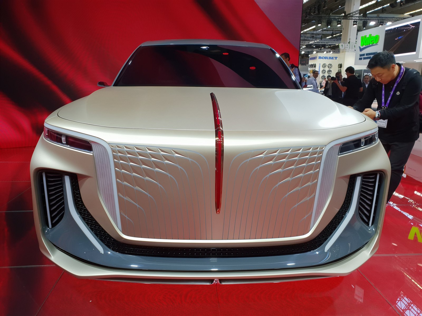Koncept mamutího SUV �ínské zna�ky Hongqi p�edstavený na autosalonu ve...