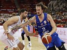 eský basketbalista Ondej Balvín útoí v utkání svtového ampionátu proti...