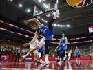 eský basketbalista Jaromír Bohaík a jeho taneek pod polským koem.