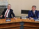 Prezident Miloš Zeman (vlevo) přišel na jednání vlády o státním rozpočtu....