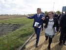 Premiér Andrej Babi prohlíí s generální editelkou Úadu pro zastupování...