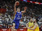 eský basketbalista Pavel Pumprla (vlevo) zakonuje v utkání proti Austrálii ve...