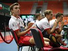 Mladík Dalibor Svrina sedí na stídace eského daviscupového týmu. Za ním...