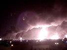 Ve dvou ropných zařízeních na východě Saúdské Arábie vypukl požár. (14. září...