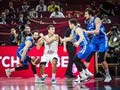 Srbský basketbalista Bogdan Bogdanovi v obleení eských hrá.