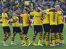 Hráči Dortmundu slaví vstřelený gól v utkání proti Leverkusenu.