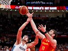 Argentinec Marcos Delía (vlevo) a panl Marc Gasol pod koem bhem finále...