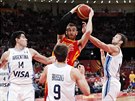 panl Víctor Claver (v erveném) v obleení argentinských basketbalist. Zleva...