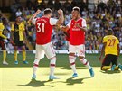 Pierre-Emerick Aubameyang (vpravo) a Sead Kolainac slaví gól Arsenalu v utkání...