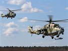 Dvojice vrtulník Mi-24, vzadu vpravo dole jeden ist bitevní Mi-28