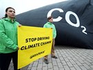 Greenpeace protestuje před branami frankfurtského výstaviště.