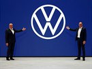 Napravo Ralf Brandstaetter, éf znaky Volkswagen a Juergen Stackmann, éf...