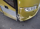 Autobus, ve kterém zkolaboval řidič, stojí u benzínové pumpy v Hodkovicích na...