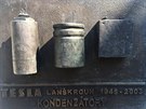 Pamětní deska kondenzátorům vyráběným v Tesle Lanškroun na zídce místního zámku