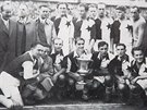 Slavia Praha, vítz Stedoevropského poháru 1938. V horní ad stojí zleva:...