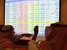 Obchodníci ze Saúdské Arábie sledují ceny ropy na svtových trzích.