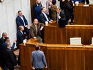 Divadlo ve slovenském parlamentu: Předseda Andrej Danko (nahoře s modrou...