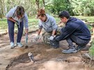 Archeologové odkryli jeden hrob s pozstatky vzekyn mladí 40 let a nalezli...