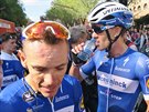 Hrdinové Quick-Stepu. Za cílem 17. etapy Philippe Gilbert (vlevo) a Zdeněk...
