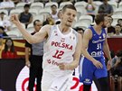 Polský basketbalista Adam Waczyski a jeho radostné gesto v utkání mistrovství...