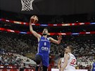 eský basketbalista Tomá Satoranský zakonuje v utkání mistrovství svta proti...