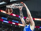 eský basketbalista Ondej Balvín smeuje v utkání mistrovství svta proti...