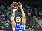 eský basketbalista Ondej Balvín stílí v utkání mistrovství svta proti...