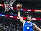 eský basketbalista Tomá Satoranský zakonuje v utkání mistrovství svta proti...