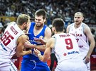 eský basketbalista Martin Peterka (v modrém) se pere o mí v utkání...