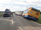 Pi nehod u Otrokovic se zranili tyi lid vetn cestujcch z autobusu...