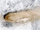 Druicový pohled na oblak sopeného popela nad sopkou Raikoke. (19. záí 2019)