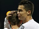 Cristiano Ronaldo (vpravo) se raduje se spoluhráem z jednoho z gól v duelu s...