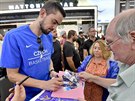 Basketbalista Tomá Satoranský se podepisuje zájemcm o autogram na ruzyském...