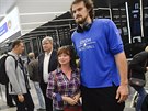 Fanynka se fotografuje s basketbalistou Ondejem Balvínem na ruzyském letiti...