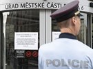 Odpůrci zakrytí sochy generála Koněva se sešli před úřadem Prahy 6, žádají...