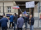 Odpůrci zakrytí sochy generála Koněva se sešli před úřadem Prahy 6, žádají...