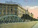 Historická pohlednice zachycující původní most na olomoucké Masarykově třídě s...