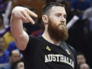 Aron Baynes z Austrálie slaví na lavice trefu svého spoluhráe.