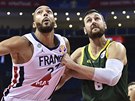 Andrew Bogut (vpravo) z Austrálie fauluje Rudyho Goberta z Francie.