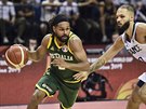 Australský rozehráva Patty Mills (zleva) obchází Evana Fourniera z Francie.