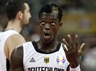 Nmecký rozehráva Dennis Schröder proívá zápas s Kanadou.