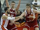 panlský basketbalista Pau Ribas (vlevo) pod tlakem Aleksandera Balcerowského...