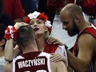 Polský basketbalista Adam Waczyski se nechává utovat po prohe se panlskem.