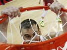 panlský basketbalista Victor Claver se pi smei ukryl za obrouku.