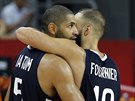 Francouztí basketbalisté Nicolas Batum (vlevo) a Evan Fournier oslavují výhru...